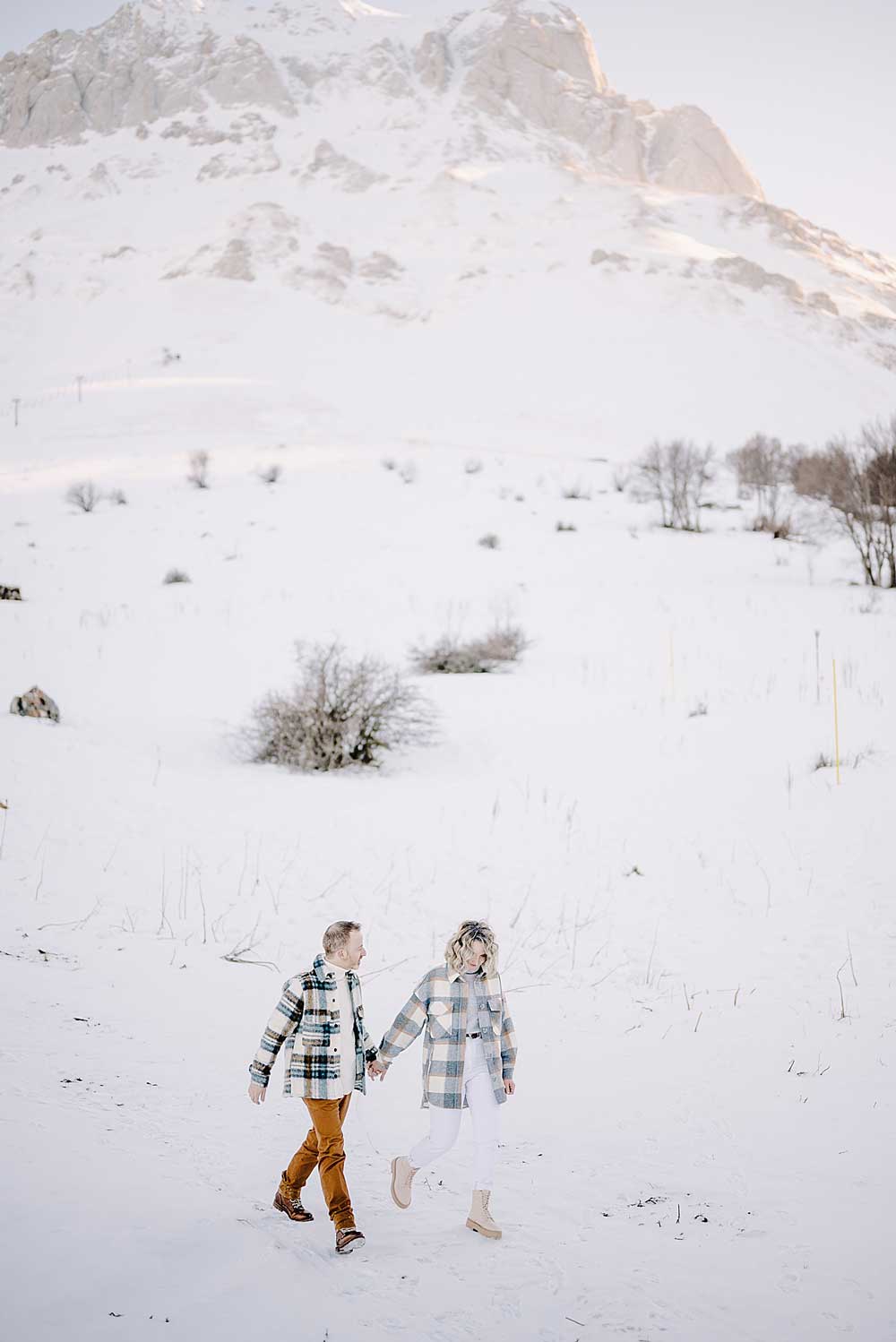fidanzamento foto di coppia fotografo matrimonio teramo prewedding fotografo matrimonio pescara prati di Tivo montagna neve