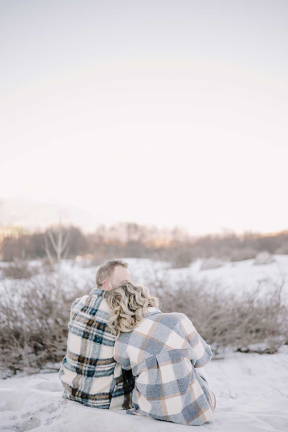 fidanzamento foto di coppia fotografo matrimonio teramo prewedding fotografo matrimonio pescara prati di Tivo montagna neve