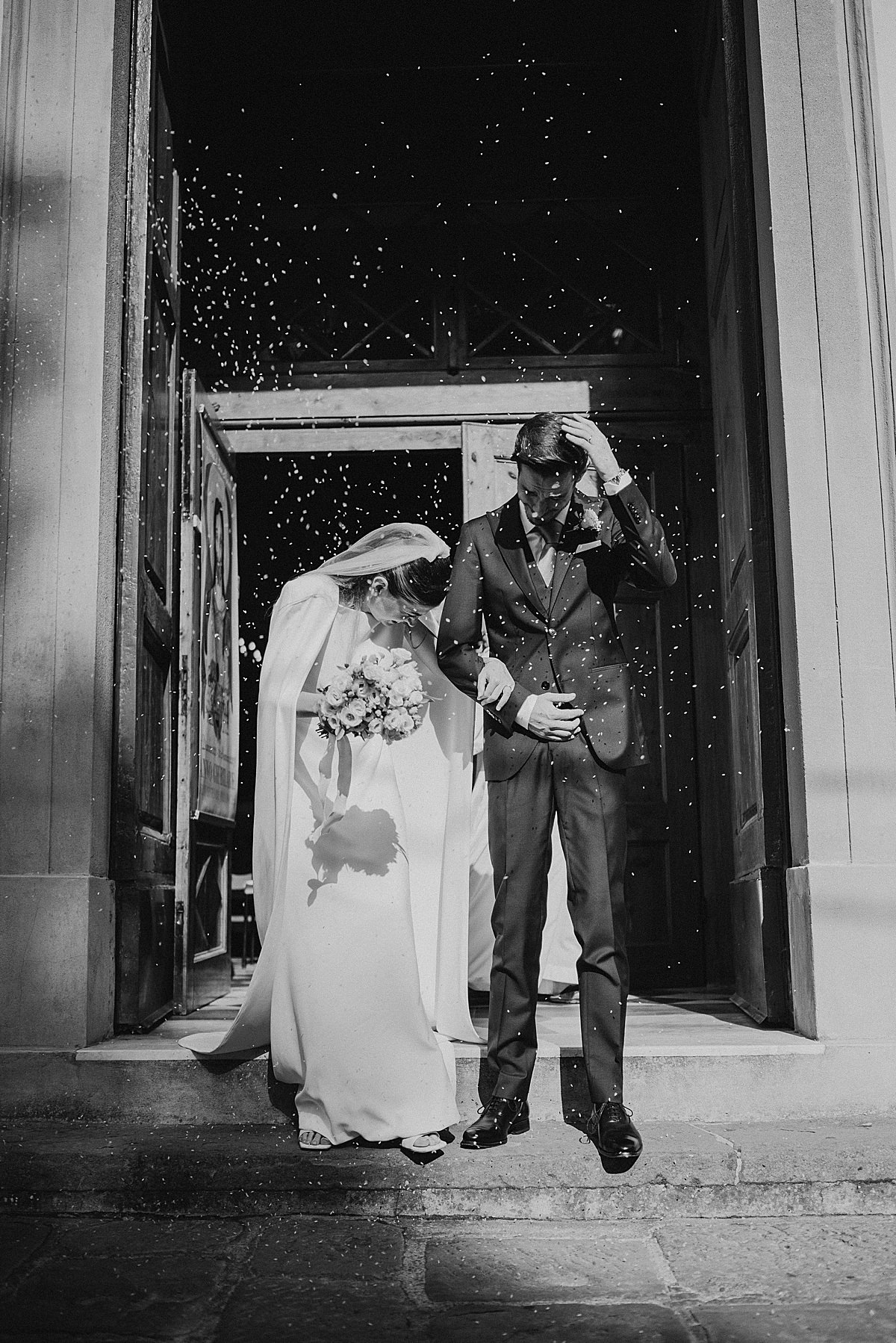fotografo di matrimoni toscana chiesa lancio riso sposi