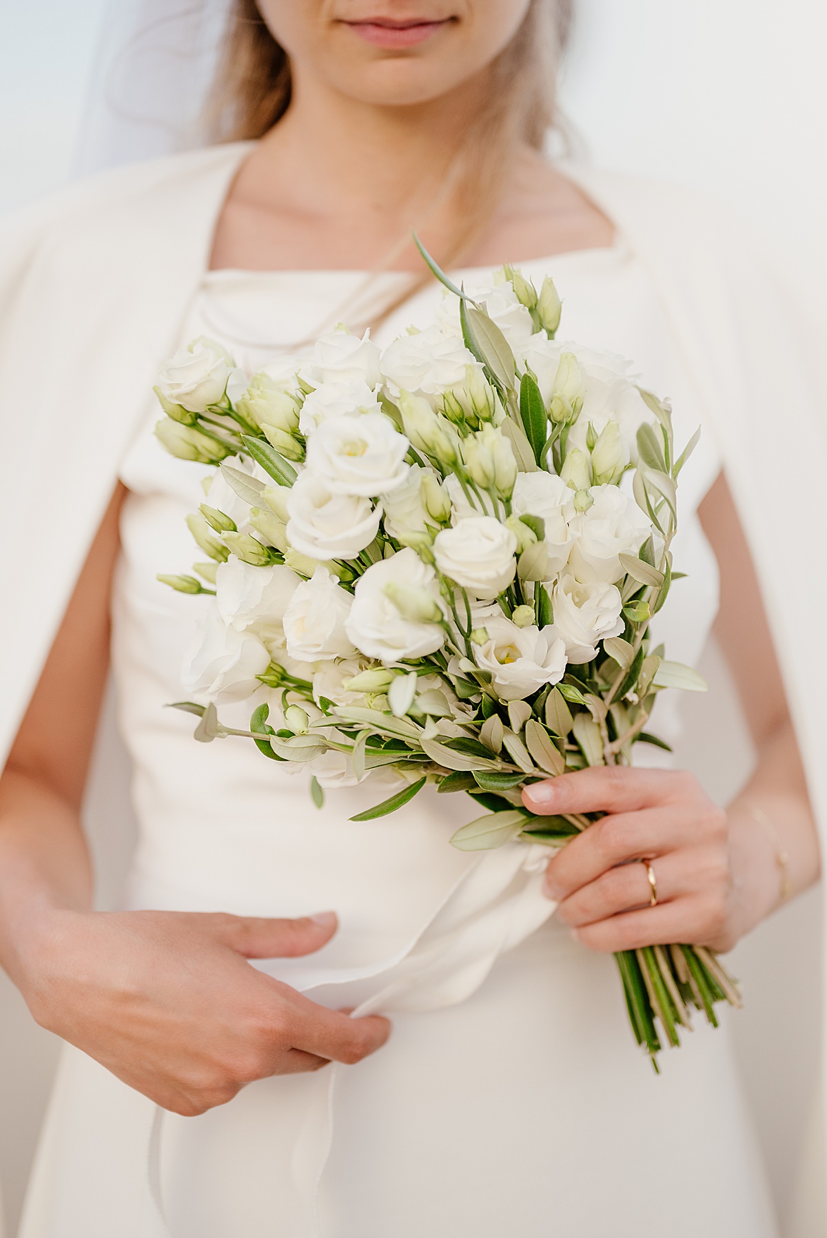fotografo di matrimoni toscana teatro del silenzio ritratto bouquet fiori sposa