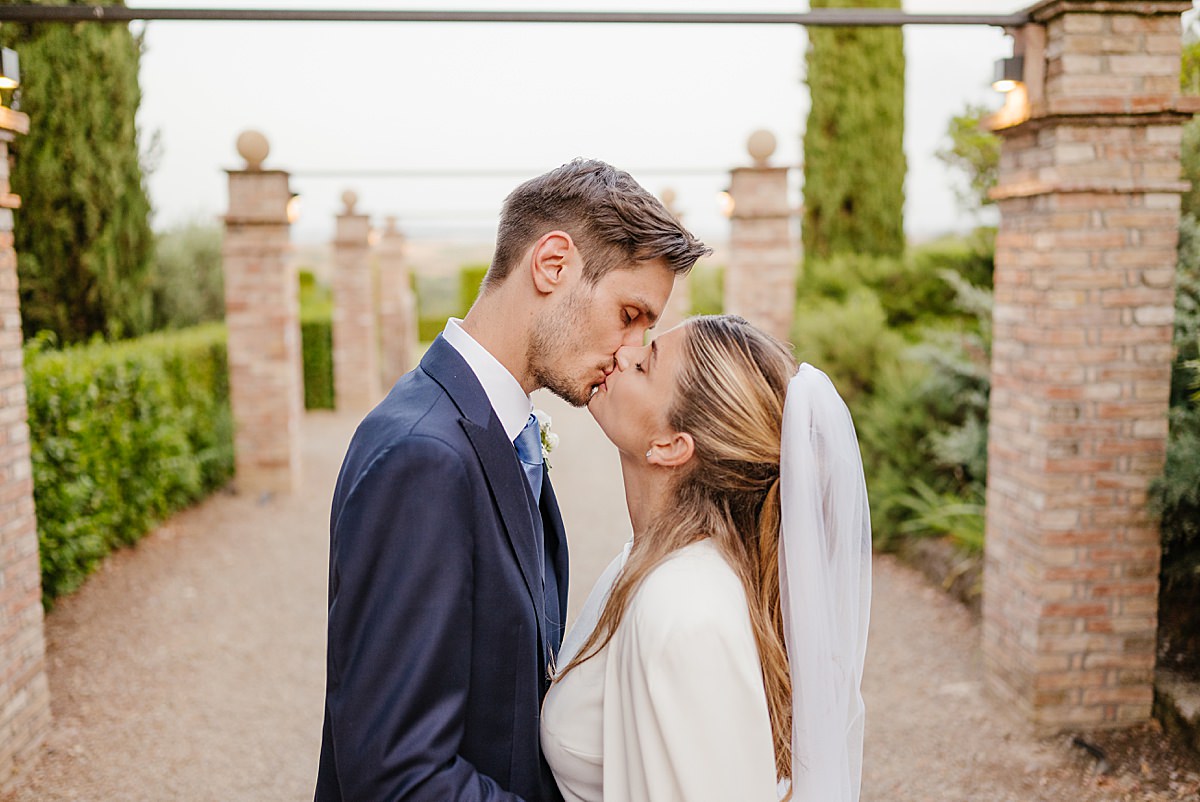 fotografo di matrimoni toscana agriturismo la mandriola romantico sposi