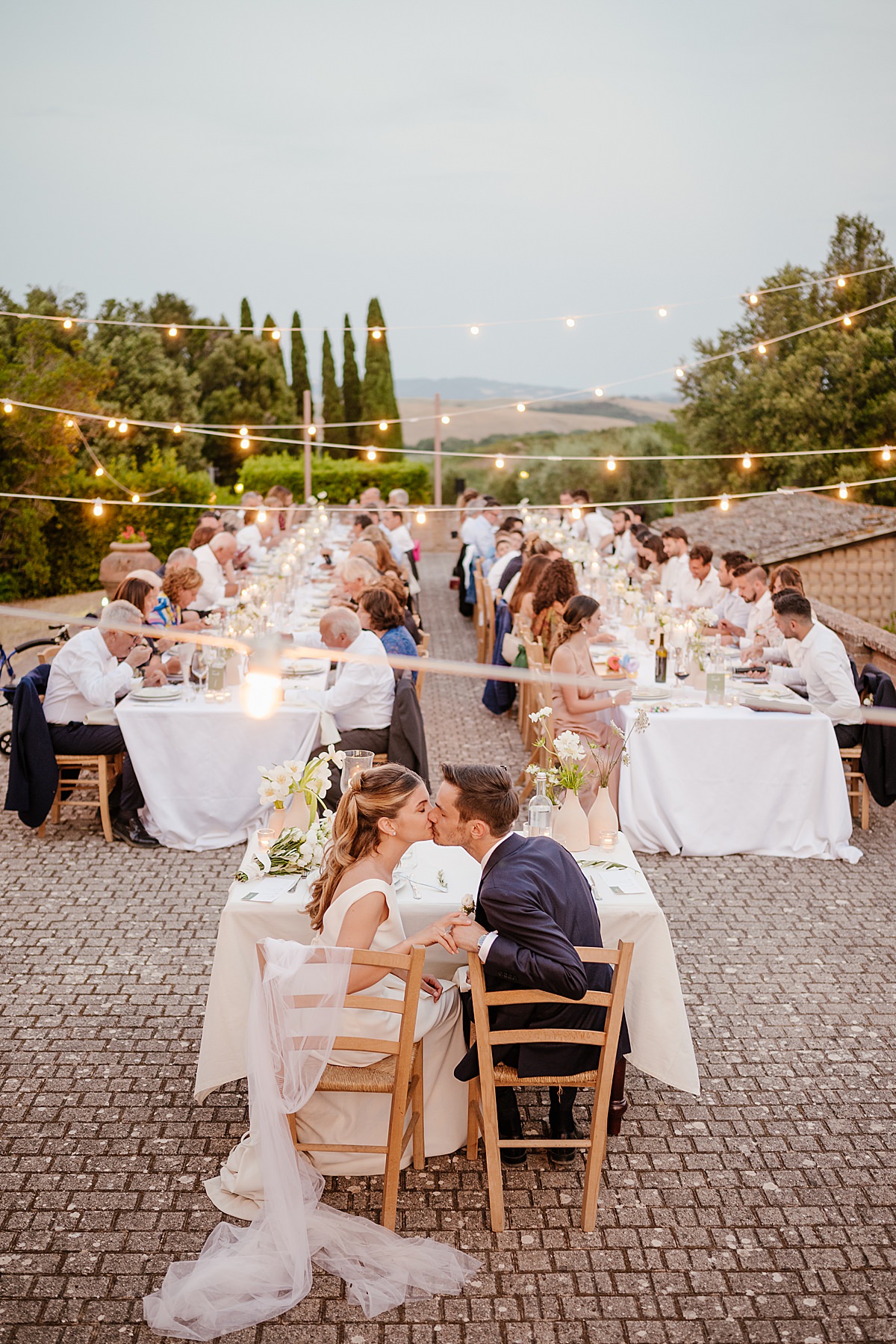 fotografo di matrimoni toscana la mandriola tavolo imperiale terrazza bacio sposi