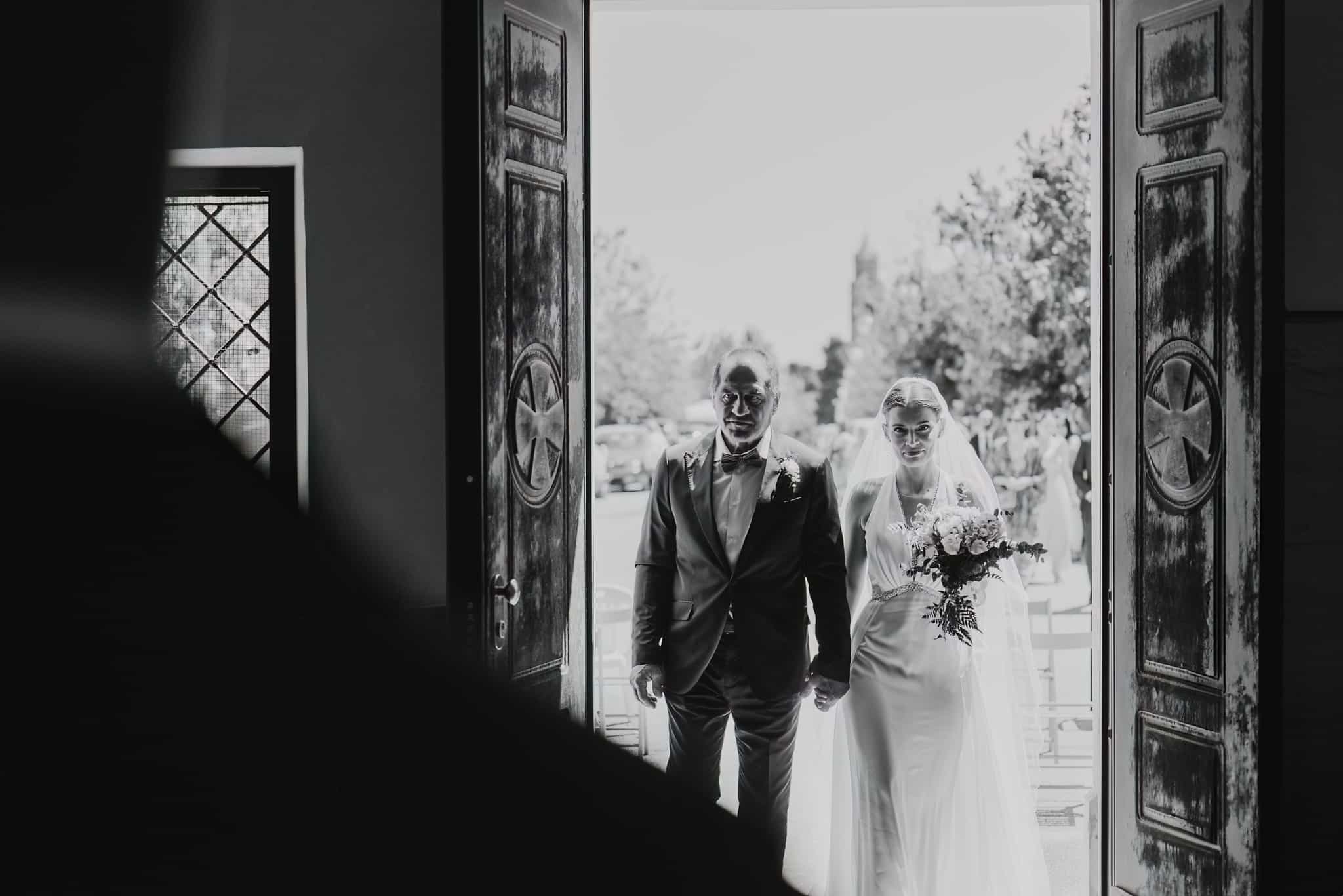 ingresso-sposa-chiesa-fotografo-matrimonio-rito-religioso-montepagano