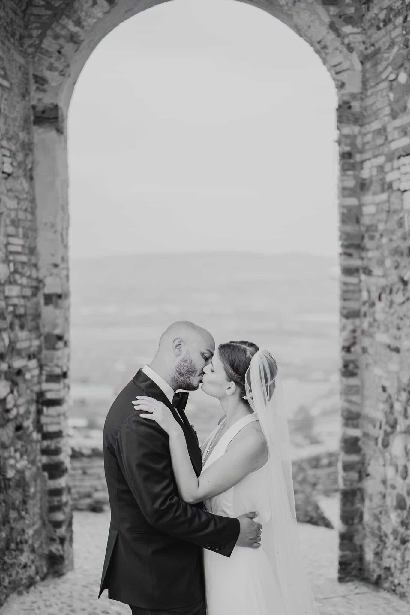abito-sposa-sposo-sposi-fotografi-matrimonio-montepagano-pagus-teramo-foto-coppia-belvedere-bacio