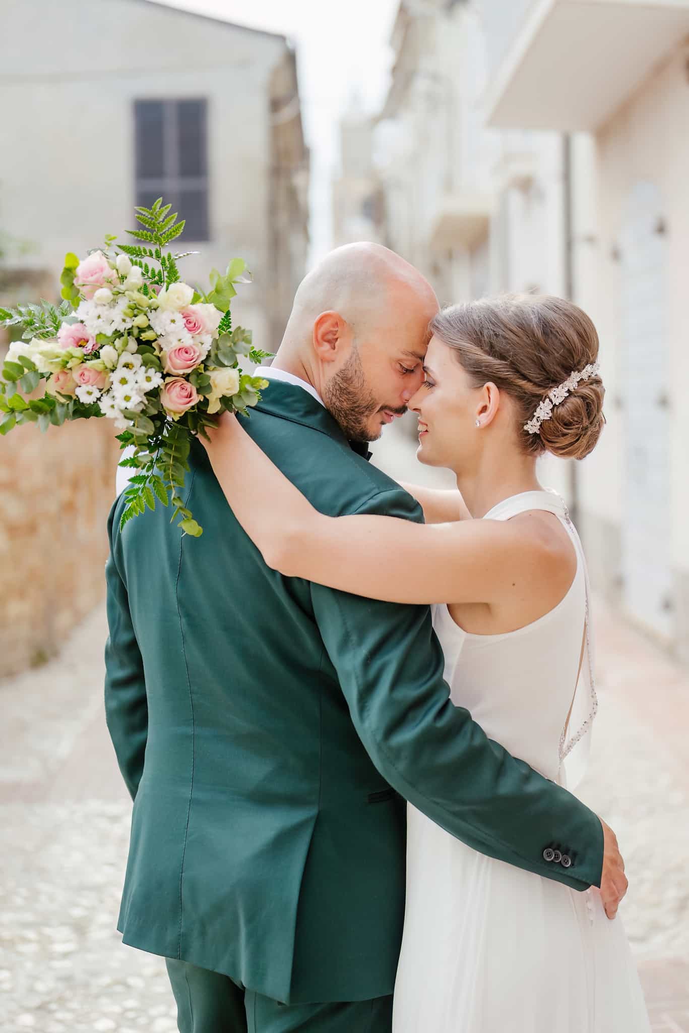 abito-sposa-sposo-sposi-fotografo-matrimonio-montepagano-pagus-roseto-foto-coppia-bouquet-acconciatura