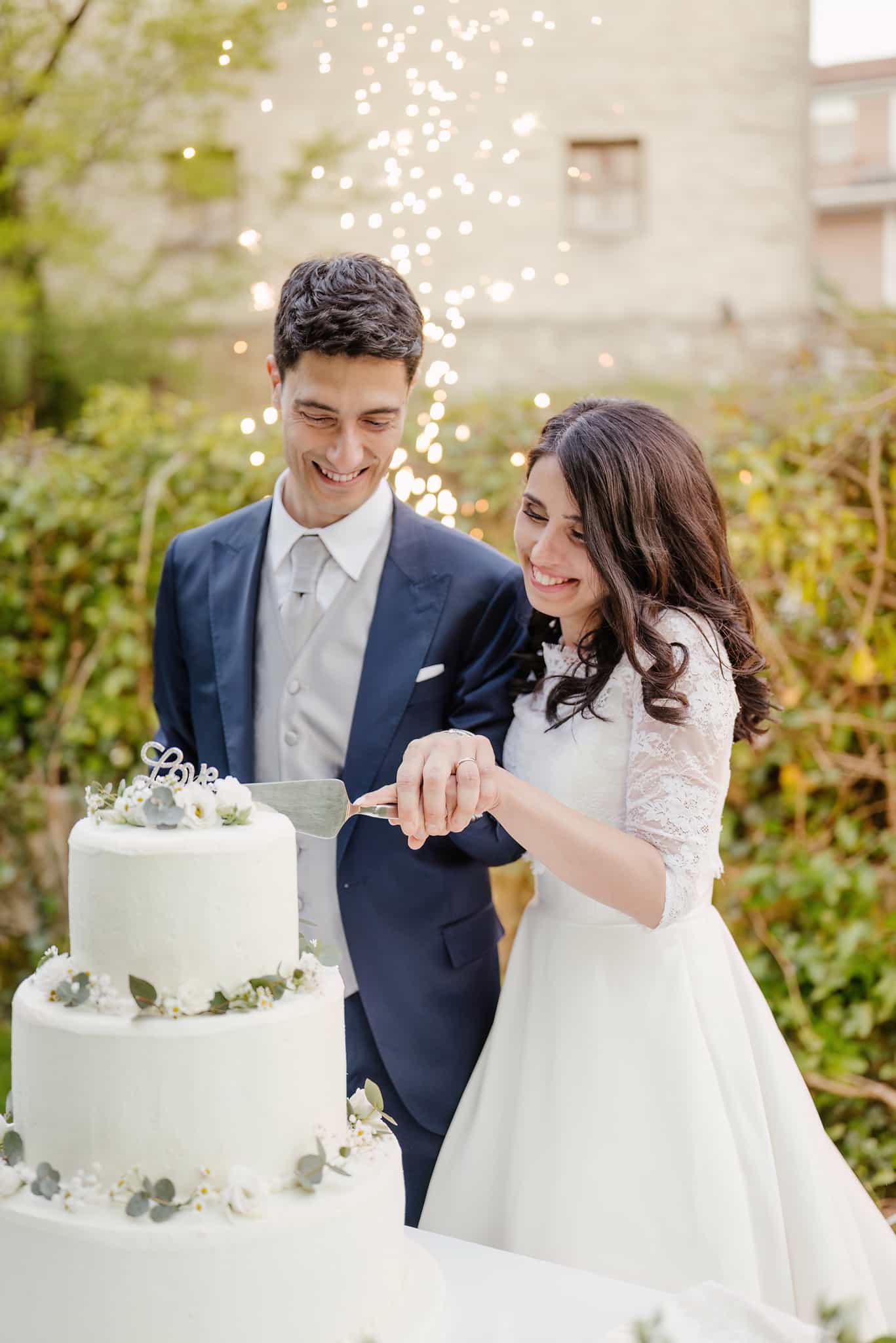fotografo-matrimonio-sposi-villa-location-taglio-torta-nuziale-sparkles-brindisi-sposa-wedding-cake-topper