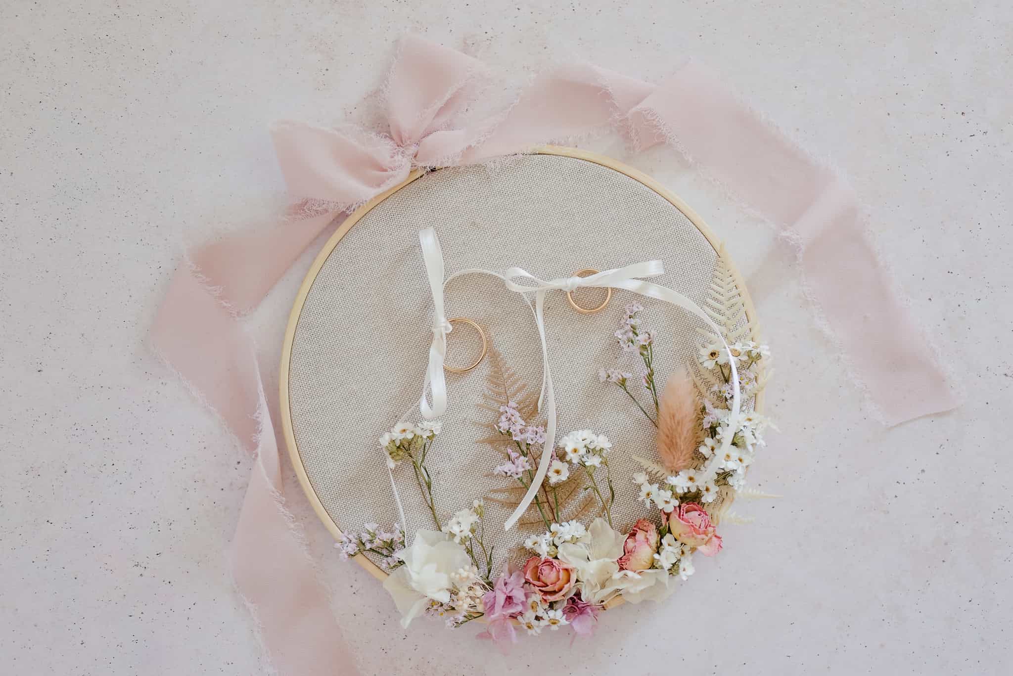 fotografo-matrimonio-pescara-casale-marino-abruzzo-portafedi-embroidery-hoop-anelli-fiori-accessori-dettagli
