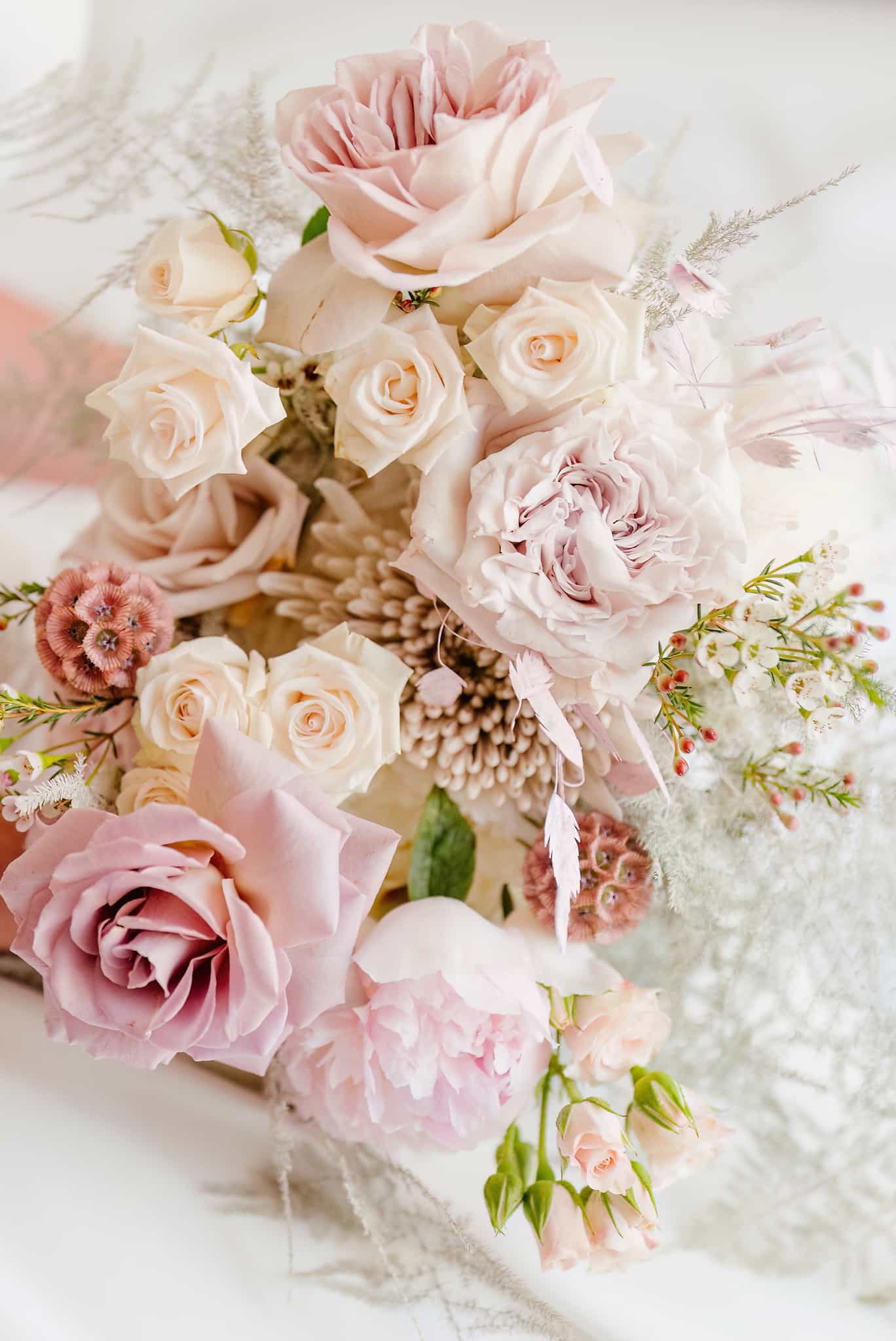fotografo-matrimonio-abruzzo-pescara-fiori-aperti-wedding-bouquet-fluttuante-rose-cipria-palette