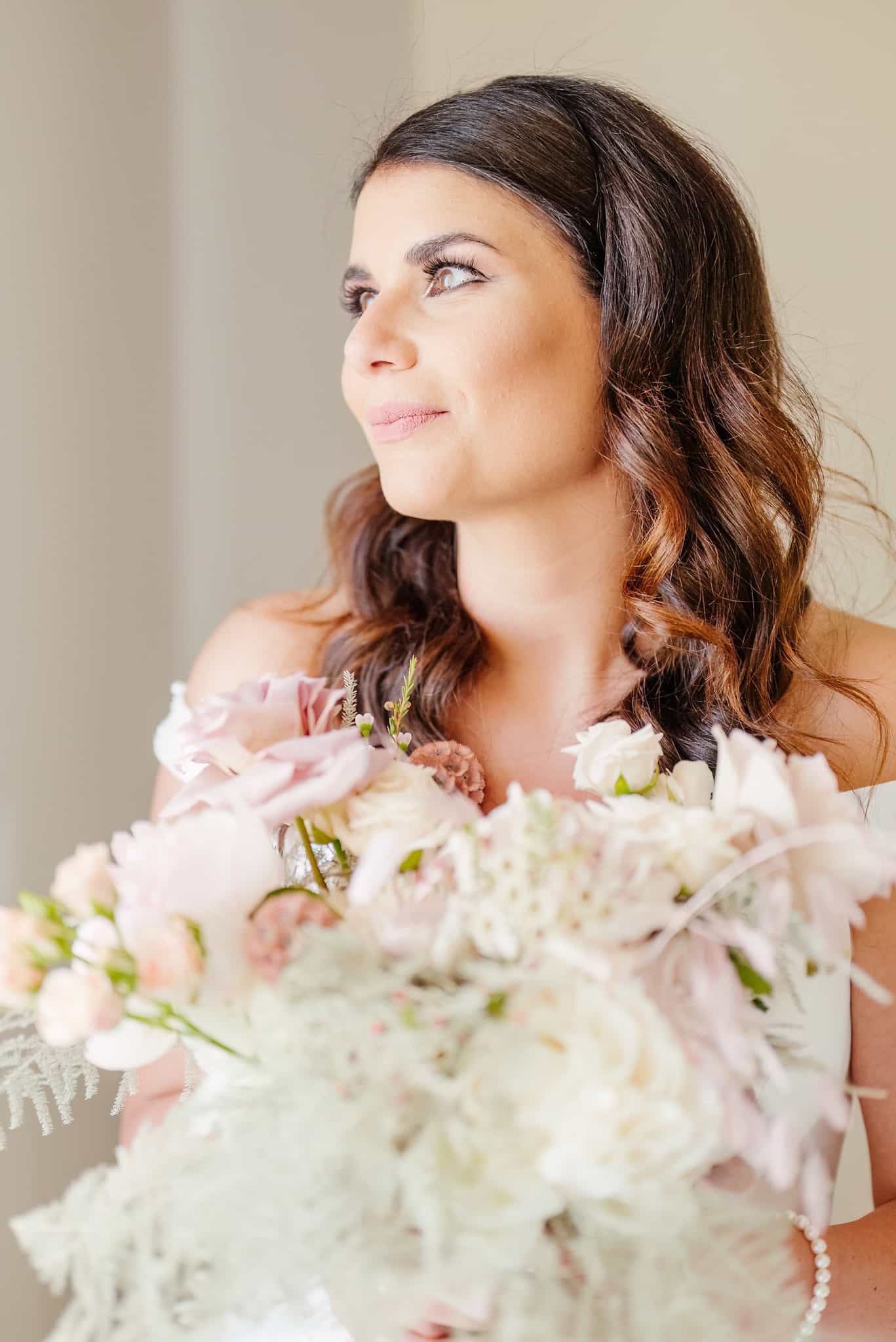fotografo-matrimonio-abruzzo-pescara-sposa-bouquet-fiori-rosa-palette-florist