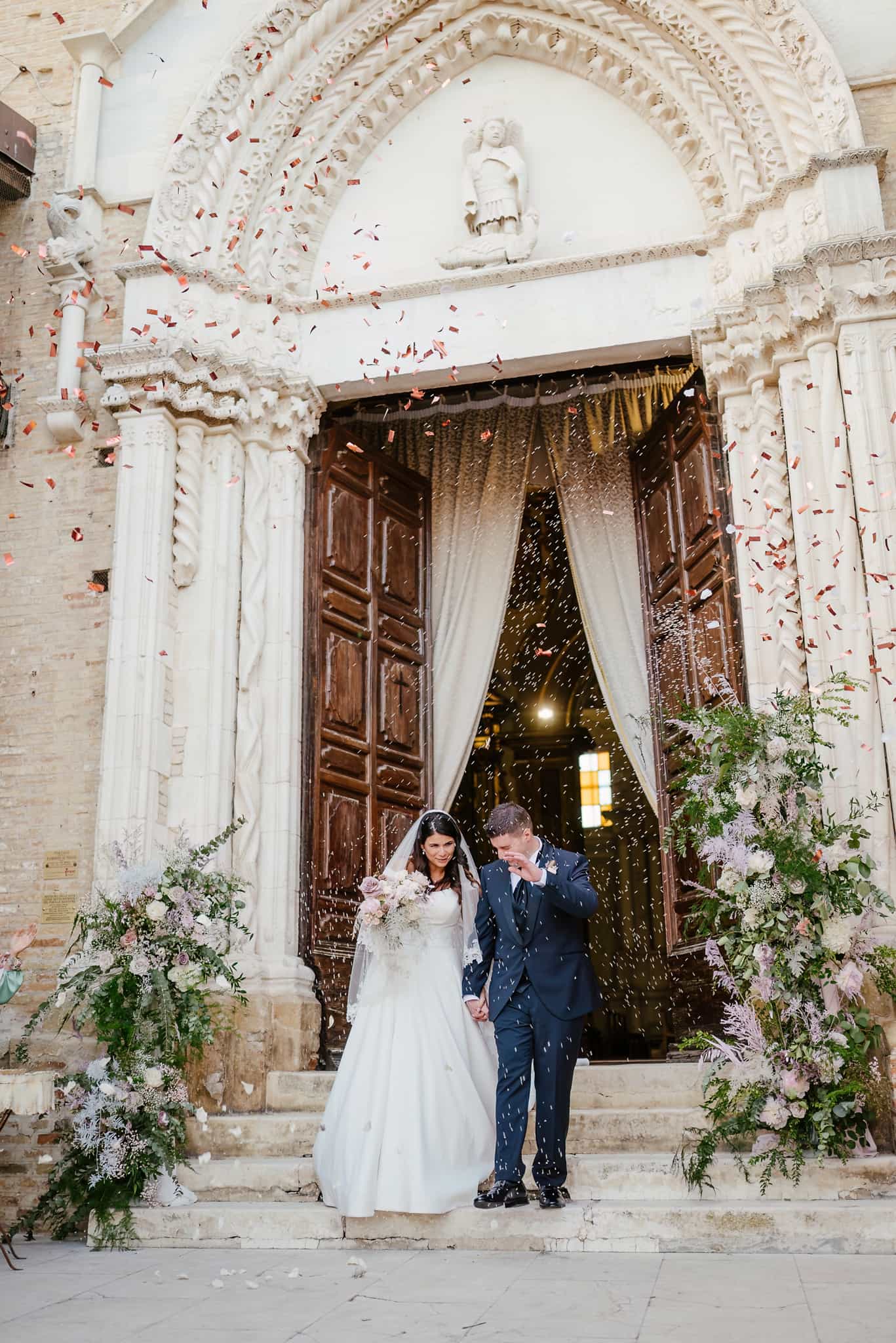 fotografo-matrimonio-abruzzo-sposi-chiesa-cerimonia-lancio-riso-confetti