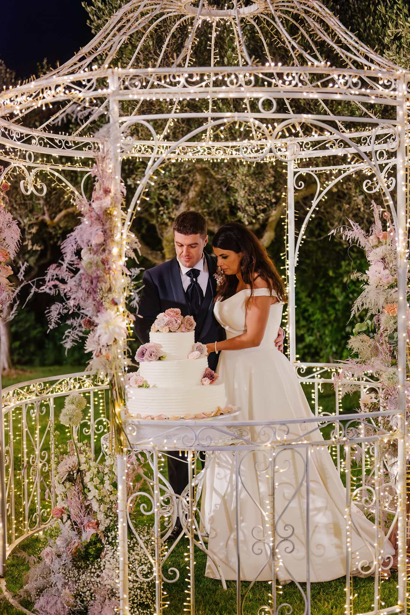 fotografo-matrimonio-abruzzo-taglio-torta-nuziale-wedding-cake-rose-romantico-sposi-sposa-casale-marino-pescara