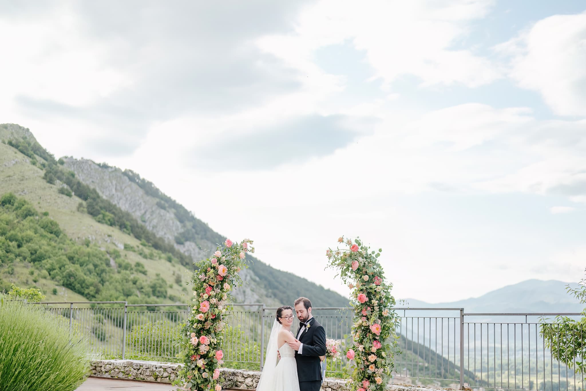 fotografo-matrimonio-abruzzo-monastero-fortezza-santo-spirito-sposi-arco-fiori